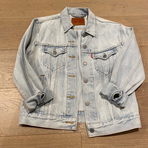Levi's Jackets & Blazers - NWOT Levi’s washed denim jean jacket